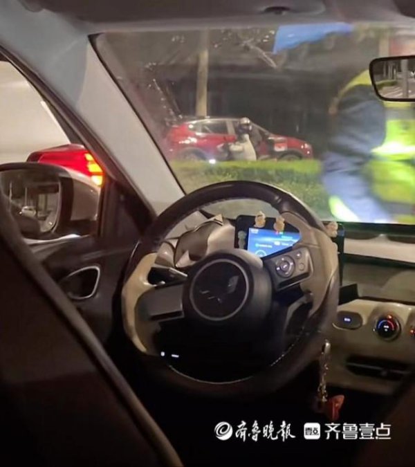 中证策略 女子深夜打车遇到奇葩司机，遇见交警疯狂倒车！平台：若是酒驾会遭封禁